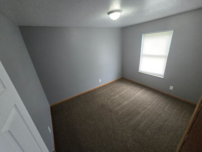Building Photo - 4 Bedroom House