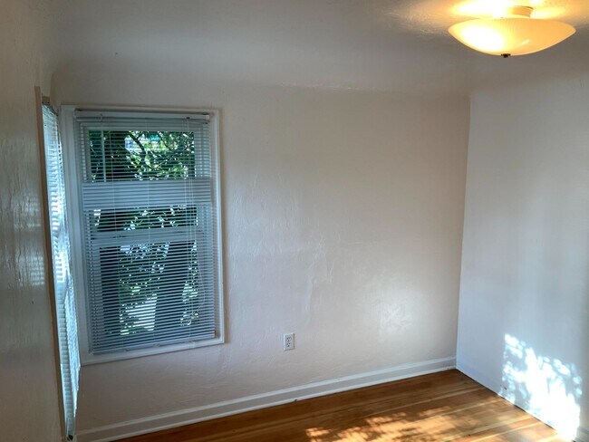 Building Photo - 4 Bedroom, 1.5 Bath House