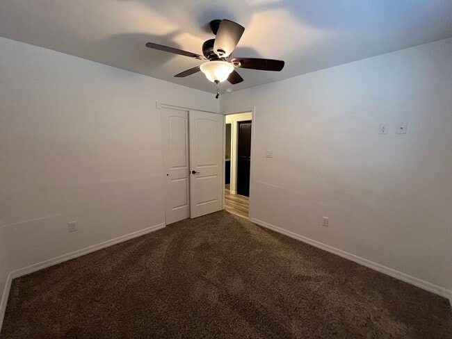 Building Photo - 4 BEDROOM POOL & SOLAR HOME