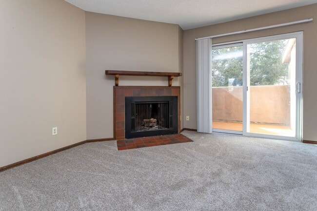 Building Photo - Great Upper Unit Located in Vista Grande Terrace!