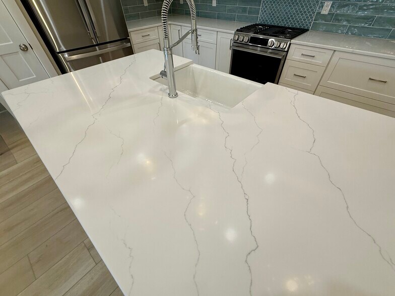 Building Photo - 906 Main St