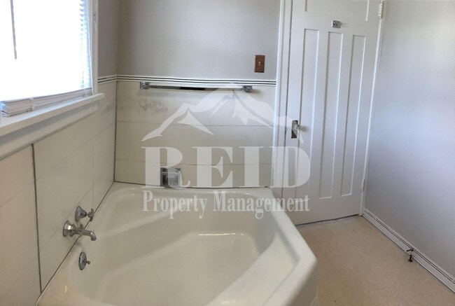 Building Photo - Large home/3bed 3 bath with bonus/office room just outside of PSNS and close to Bremerton Ferry