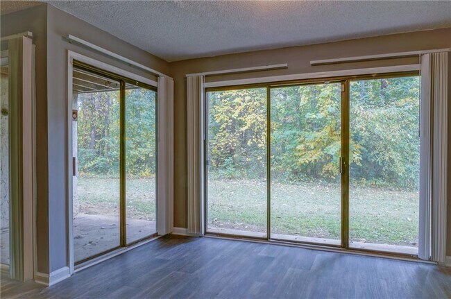 Building Photo - 3575 Oakvale Rd