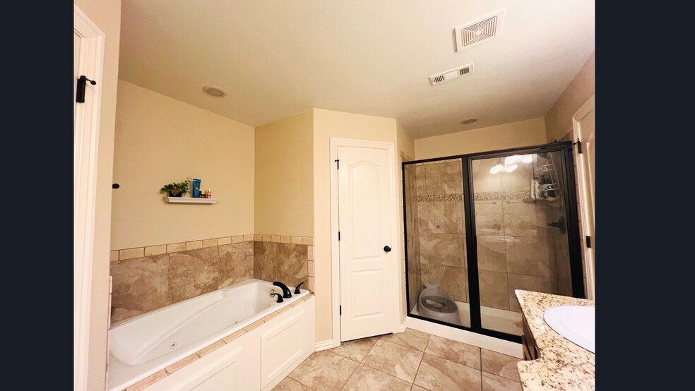 Building Photo - 402 SW Arch St