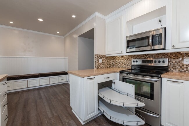 Building Photo - Updated private 2 bedroom/2.5 townhouse in...