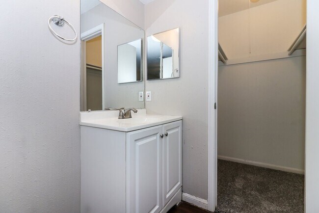 Building Photo - 6527 La Violetta Dr