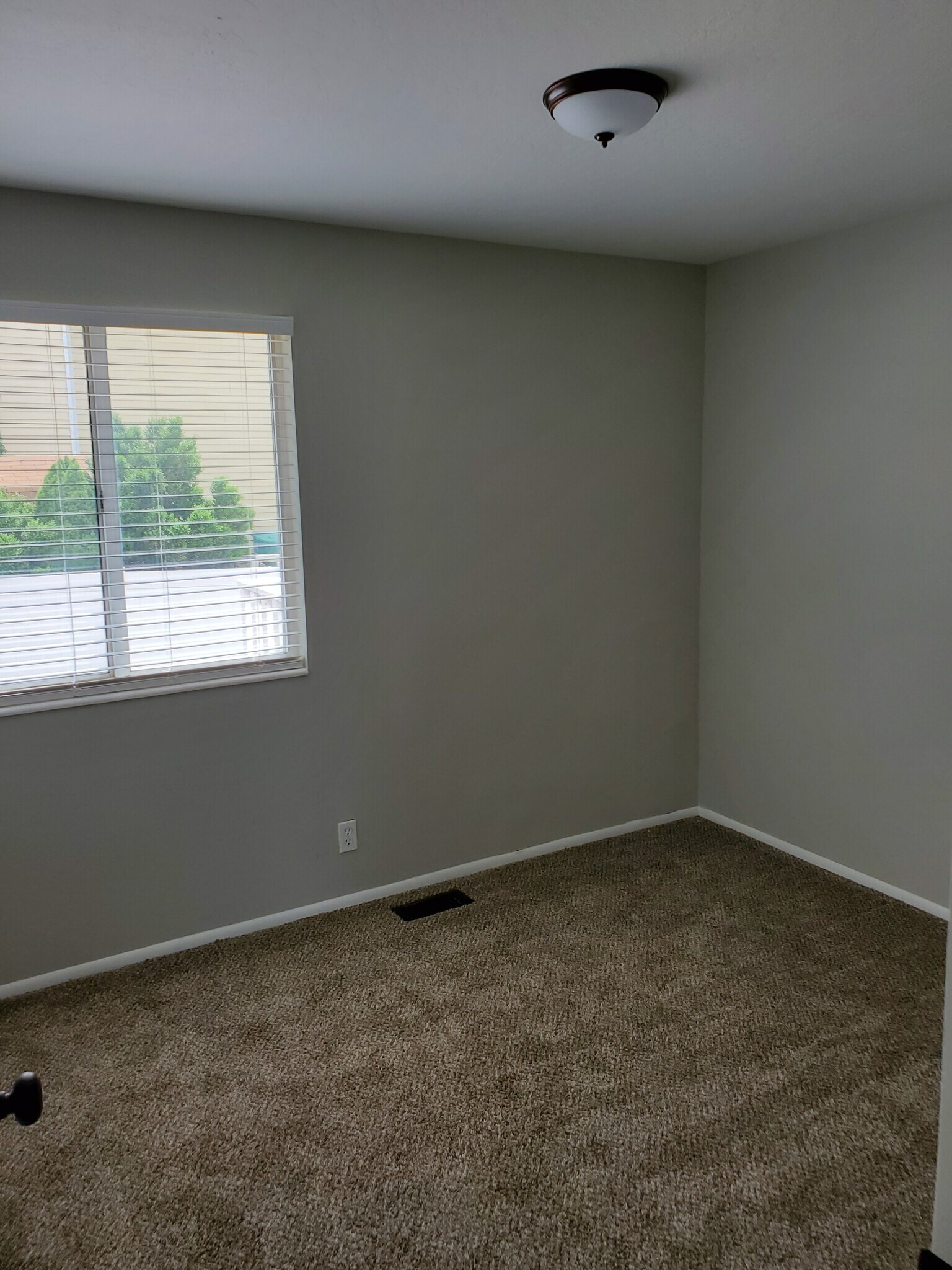 Building Photo - 940 W Red Oaks Dr