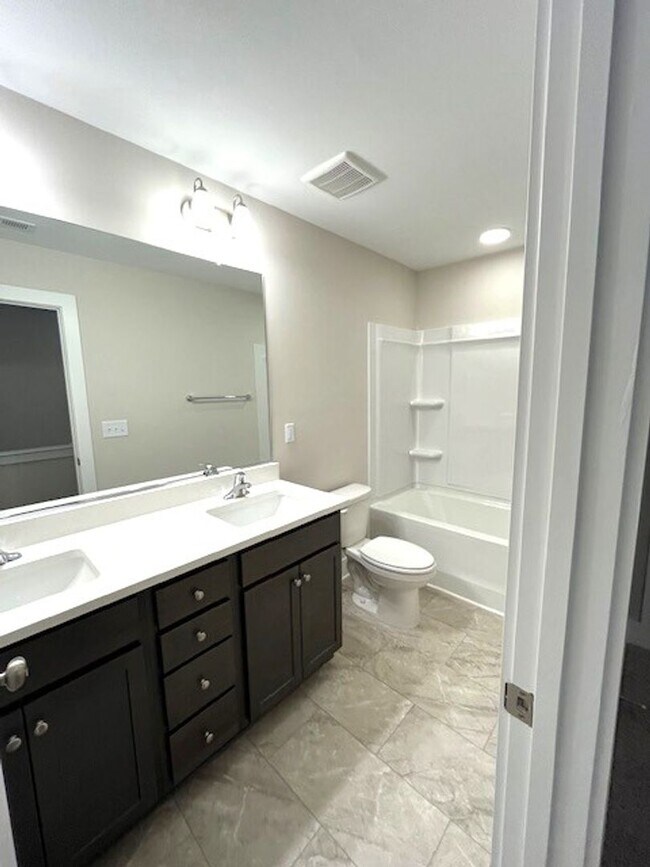 Building Photo - ~~ Charming Townhome w/Bonus Room in Meban...