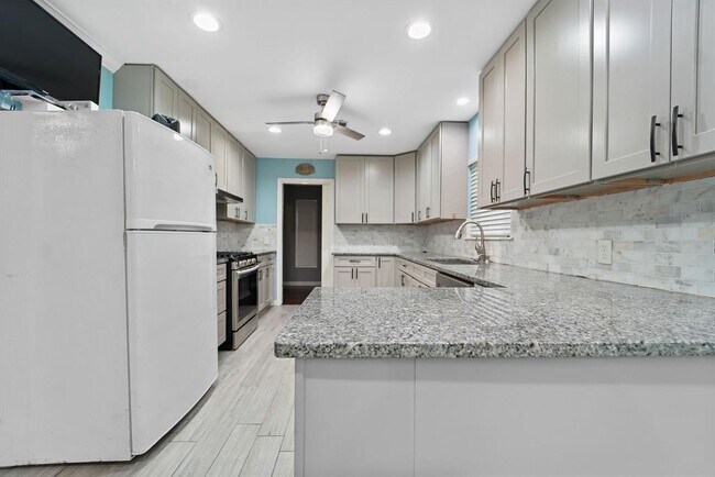 Building Photo - 2210 San Jacinto Dr