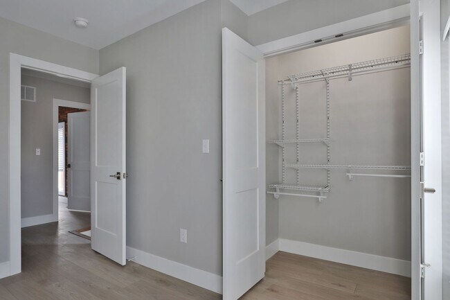 Building Photo - EAST FRANKLINTON ARTIST DISTRICT!  SUNNY N...