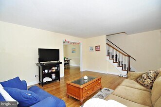 Building Photo - 2124 N Troy St