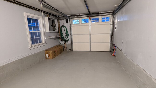 Building Photo - 3 Bedroom Home- Great Location in Darien