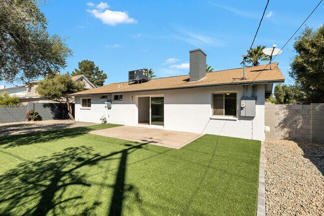 Building Photo - Remodeled 3 Bed 2 Bath 2 Car Garage Unfurnished 12 month lease with bonus room and AC in 2 car ga...