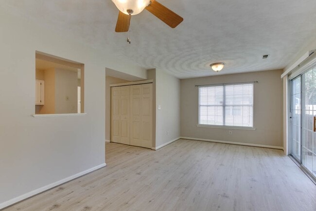 Building Photo - Updated 3-Bedroom Yorktown Townhouse with Private Yard and Community Amenities