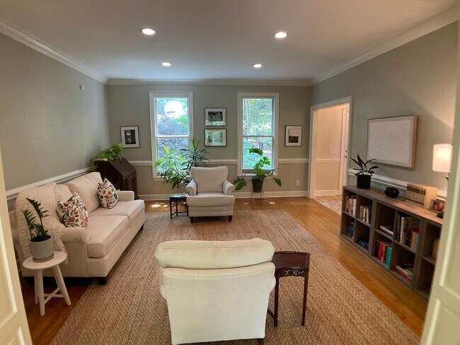 Building Photo - Executive Home in The Heart of Chapel Hill!