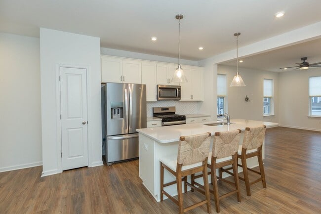 Building Photo - 3 Bed/3.5 Bath NEW Townhome in Charles Tow...