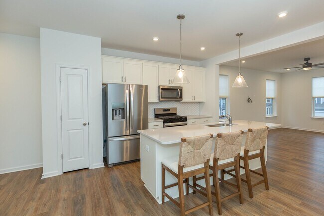 Building Photo - 3 Bed/3.5 Bath NEW Townhome in Charles Town, WV