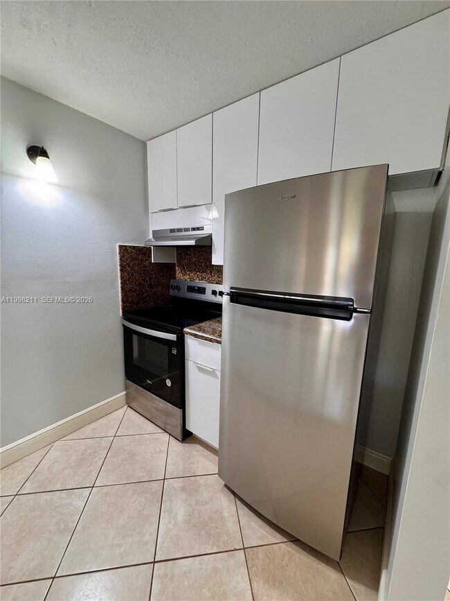 Building Photo - 2771 Riverside Dr