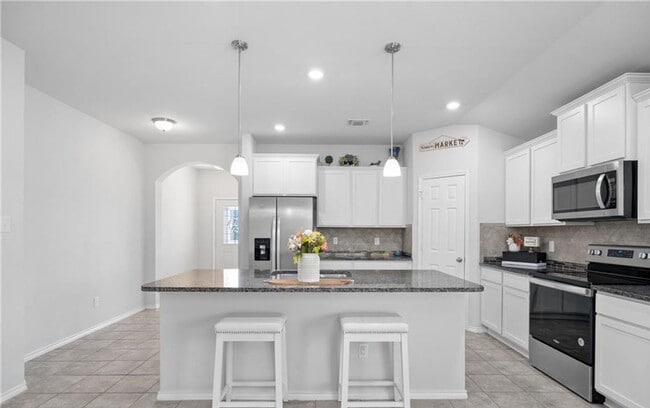 Building Photo - 4 bedroom 2 bathroom home! Lawncare included!