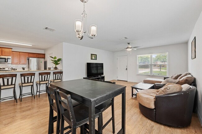 Building Photo - 404 Sloan St