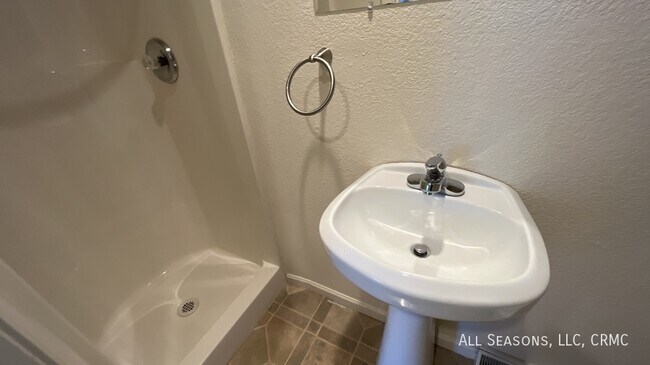 Building Photo - 616 N Spruce St