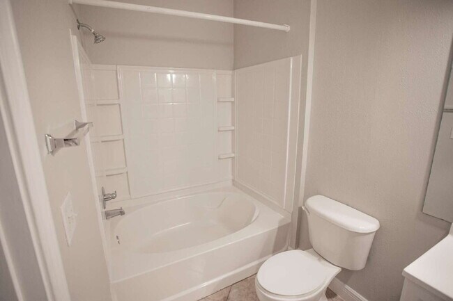 Building Photo - Gorgeous Condo near beaches, shopping and highways