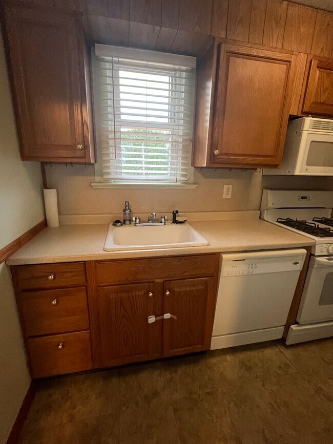 Building Photo - 2 Bedroom Single Family Home, Amazing views from deck, spacious backyard, pet friendly