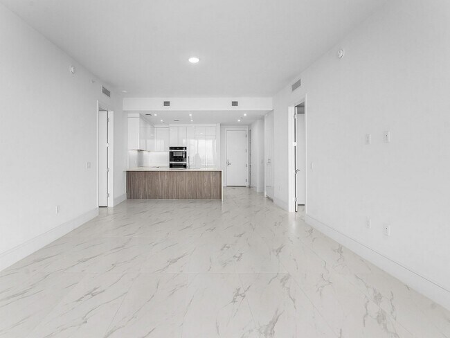 Building Photo - 220 Lake Shore Dr