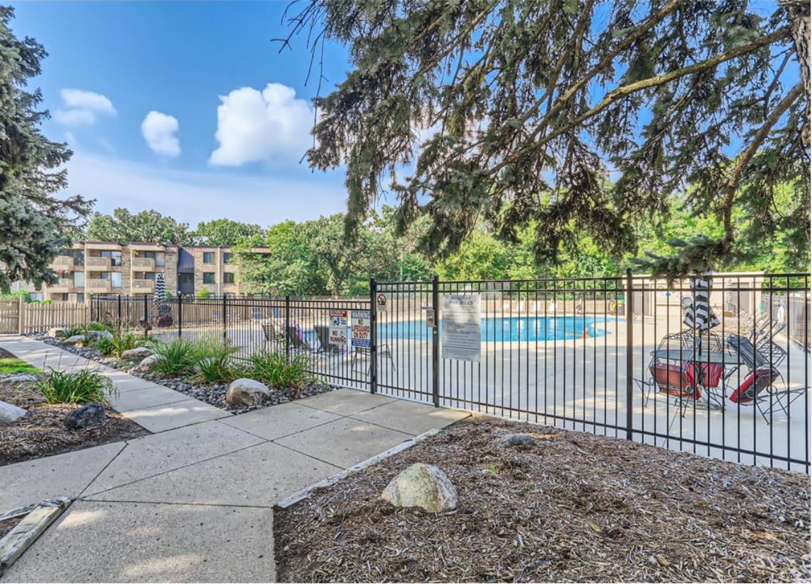 Shared Pool - 9400 Old Cedar Ave S