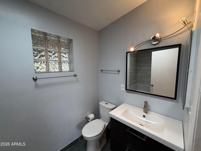 Building Photo - 717 E Granada Dr