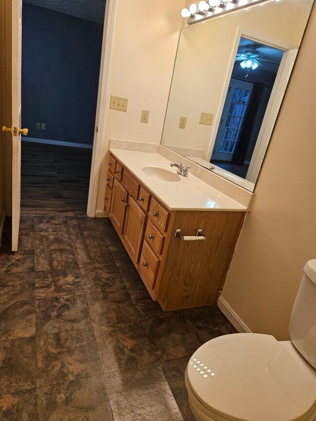 Building Photo - 104 Bitter Sweet Rd