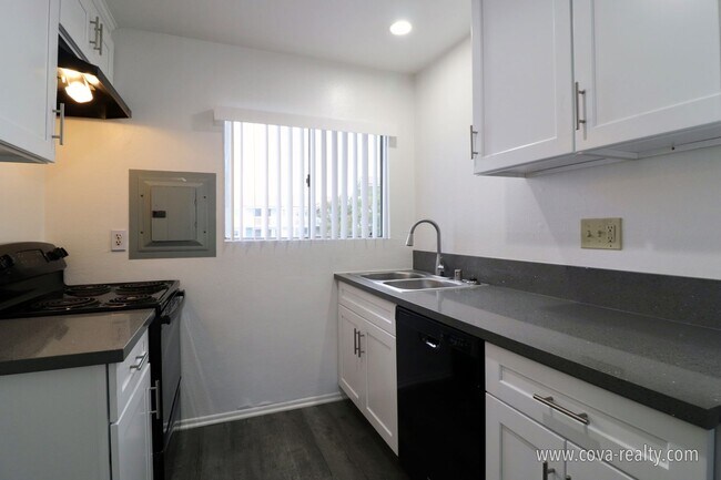 Building Photo - 271 S Ventura Rd