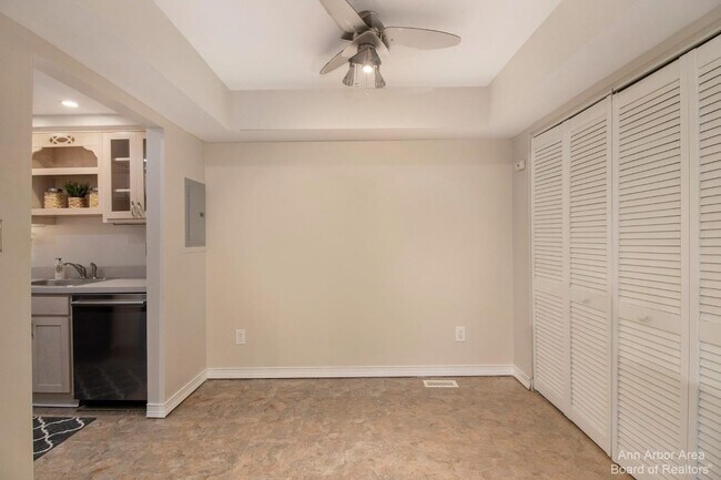 Building Photo - 555 Longshore Dr