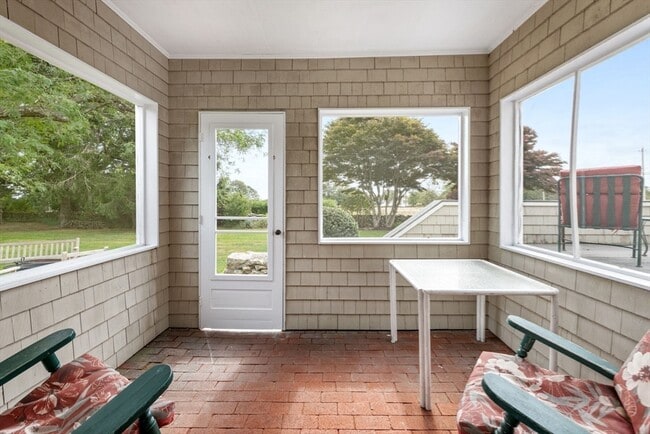 Building Photo - 540 River Rd