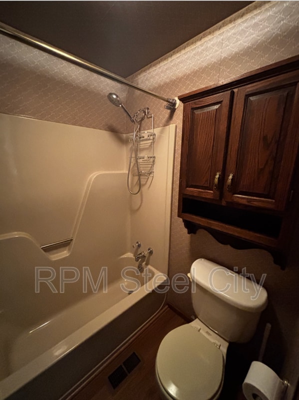 Building Photo - 512-512 1/2 W 10th St