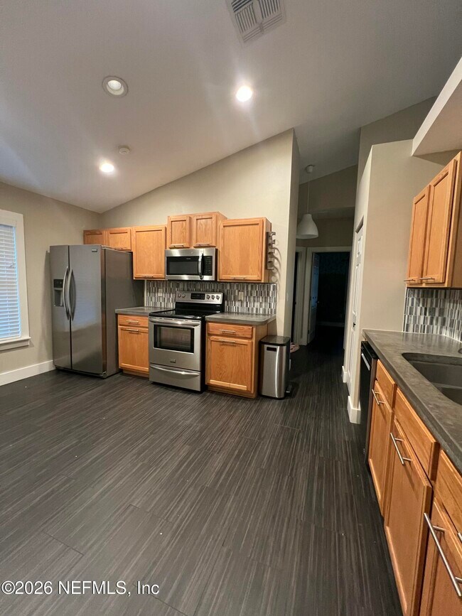 Building Photo - 1115 Main St