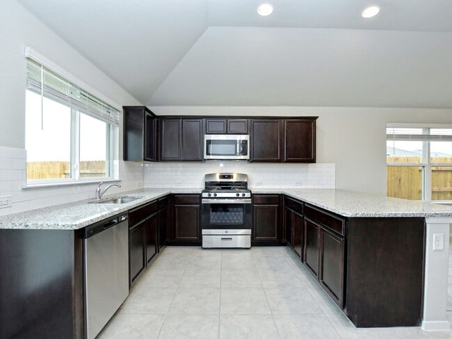 Building Photo - 3 BR / 2 BA - 1533 SF in Bastrop - Close t...