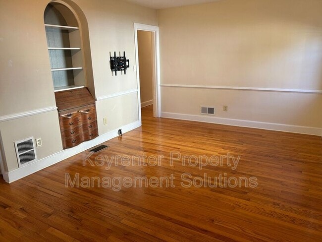 Building Photo - 127 College Cir