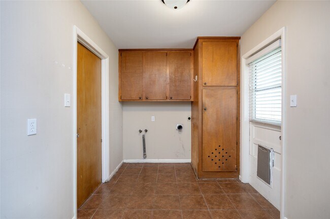 Building Photo - 2 Circle Dr