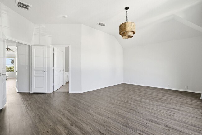 Building Photo - BEAUTIFUL 5 BEDROOM AND 3 BATH!!