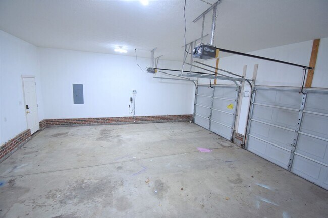Building Photo - 3 Bedroom 2 Bath with Bonus Rooom