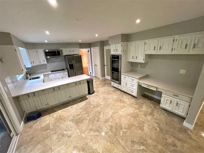 Building Photo - Luxury 5 bed, 3.5 bath with Pool!