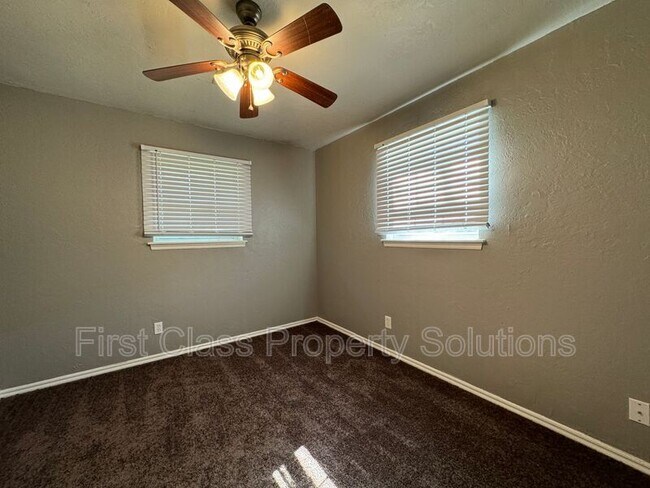 Building Photo - 704 N Gale Ave