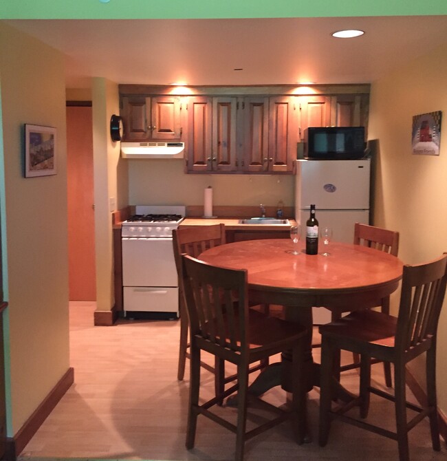 Efficient kitchen, full stocked - 67 Mountainside Dr