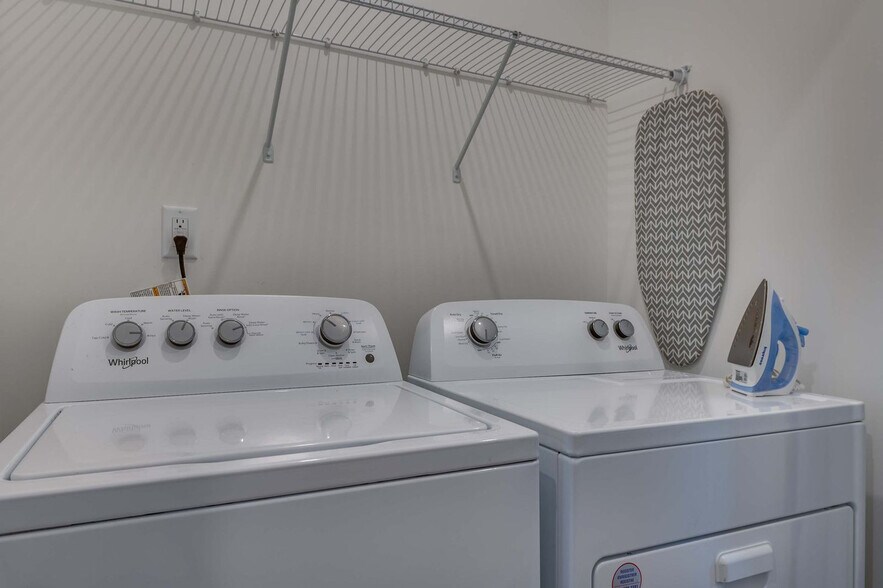 Building Photo - 1131 Fairway Green Ln