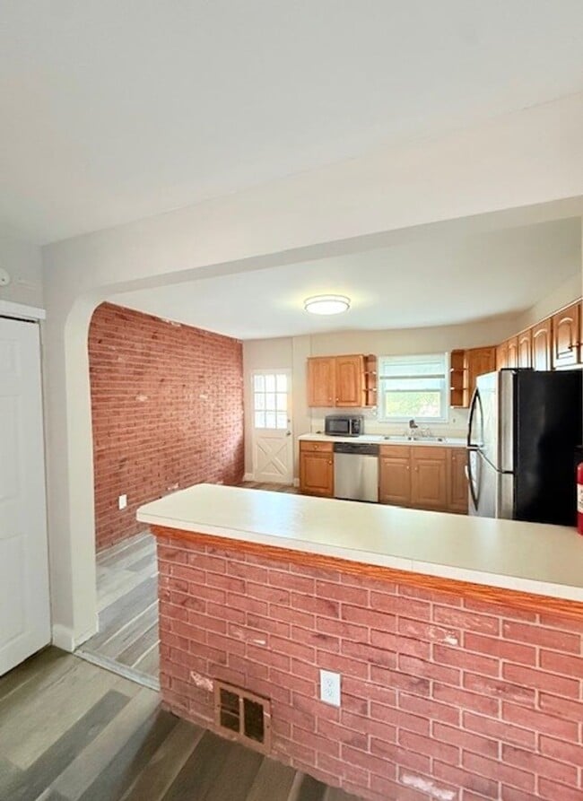 Building Photo - Charming 3-Bedroom Twin Home for Rent in L...
