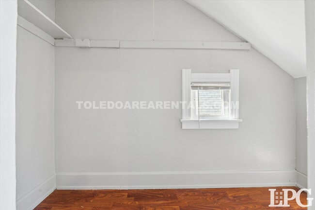 Building Photo - 340 E Lake St