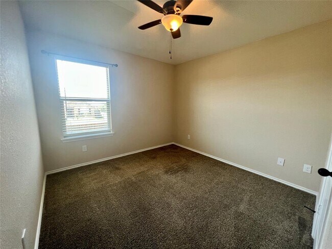 Building Photo - 5100 Lazy Ct Dr