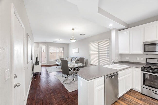 Building Photo - Great location 3 bedrooms 2 1/2 bath, community pool, St. Rose pkwy and Spencer
