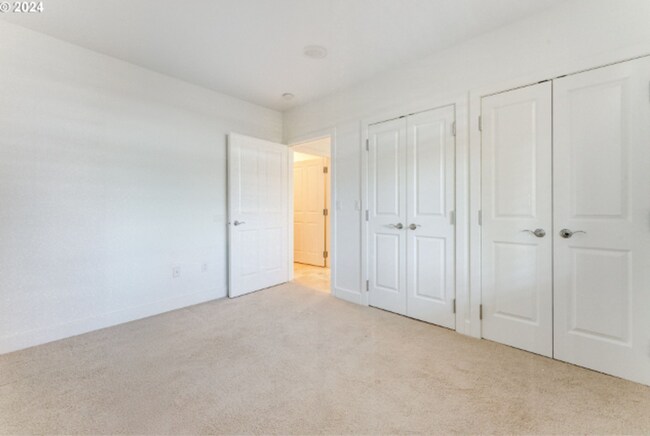 Building Photo - Elegant Riverfront Condo with Panoramic Views & Modern Comforts in Vancouver, WA